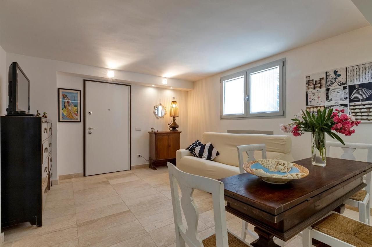 Charming Seafront Apartment With Garden And Patio Fertilia Exterior photo